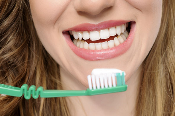 Oito hábitos de escovação que prejudicam os dentes