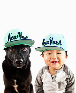 Ensaio fotográfico mostra bebê e sua cadela com roupas divertidas!